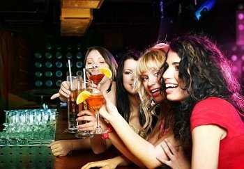 como conocer chicos en un bar