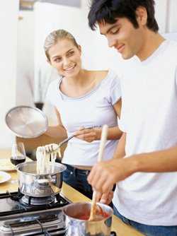 Cocinar en pareja, un plan divertido