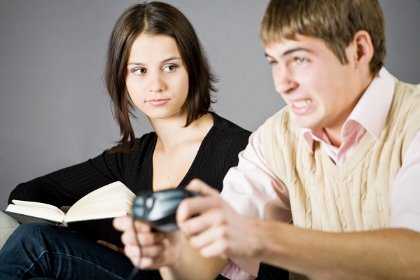 pareja aburrida